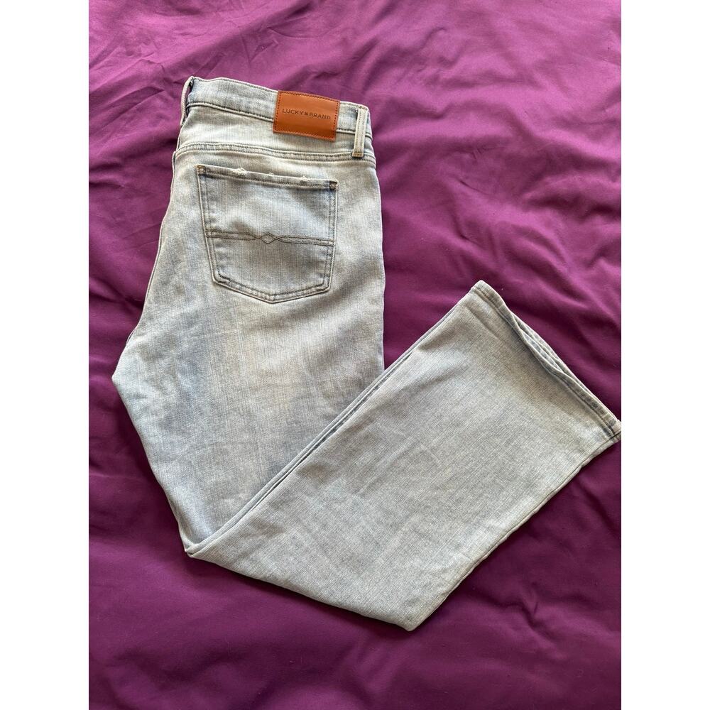 Lucky Brand Women’s Jeans Size 14/32 Light Wash Straight Leg Distressed Knee